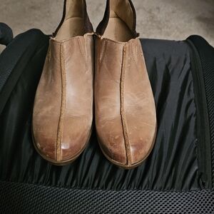 Women Ariat shoes. Very comfortable.